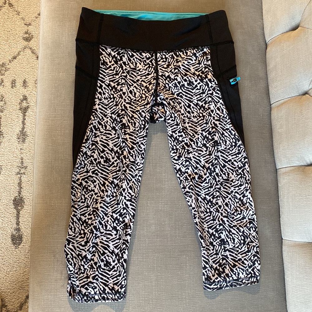 Lululemon Crop Leggings w/ Pockets in Black White Blue - size 6